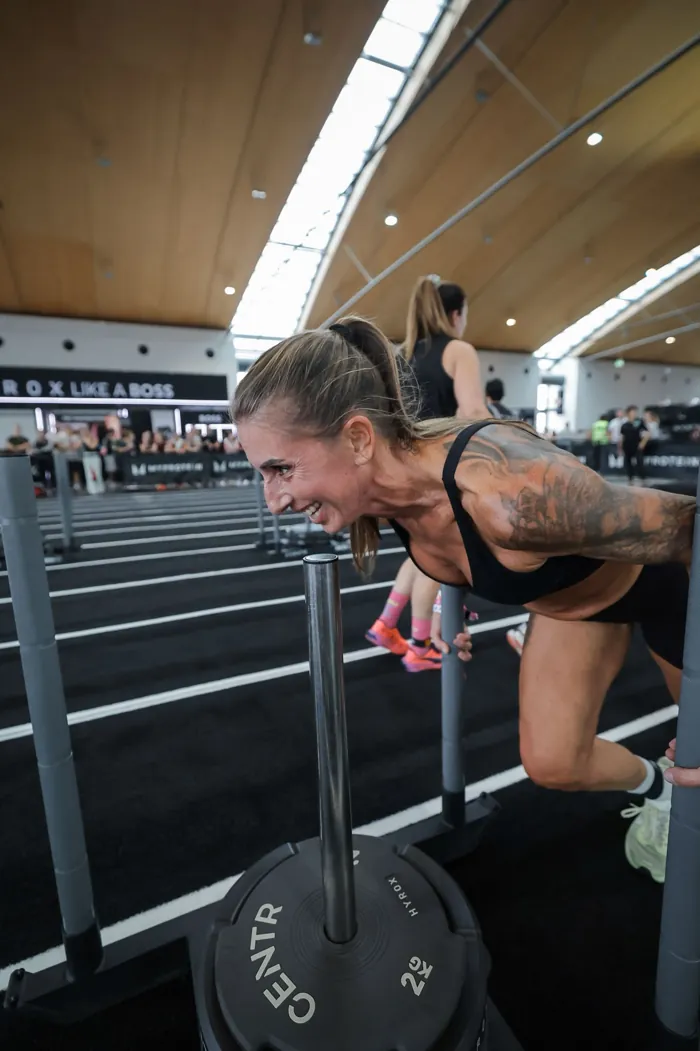 Nina schiebt den Schlitten beim HYROX in Karlsruhe, seitlich fotografiert
